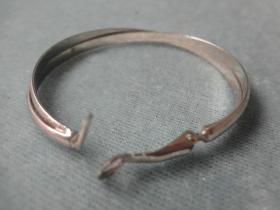 XB-品相非常好的金属质双环老手镯一只，表面亮银色，完好可用