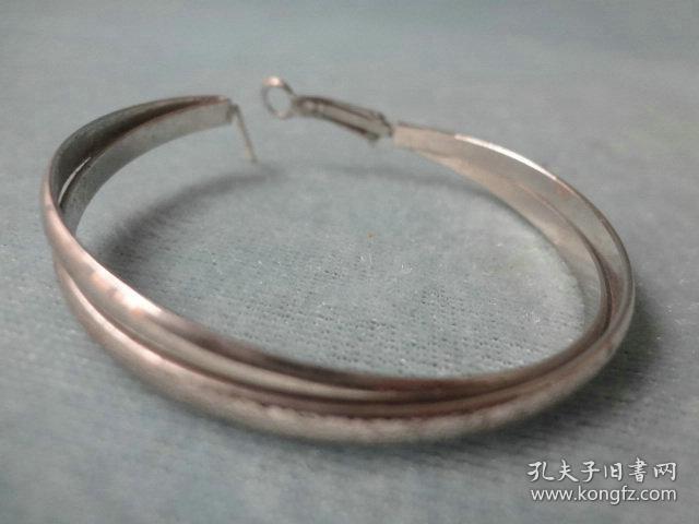 XB-品相非常好的金属质双环老手镯一只，表面亮银色，完好可用