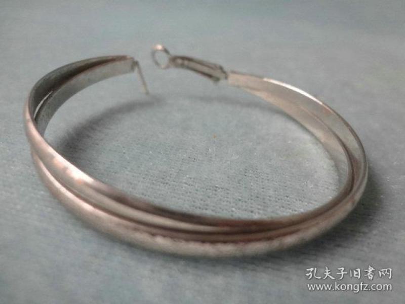 XB-品相非常好的金属质双环老手镯一只，表面亮银色，完好可用