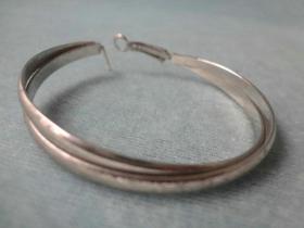 XB-品相非常好的金属质双环老手镯一只，表面亮银色，完好可用