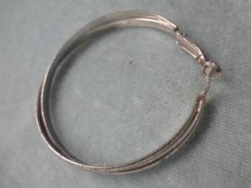 XB-品相非常好的金属质双环老手镯一只，表面亮银色，完好可用