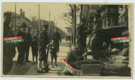 1930年代左右日军入侵上海时期在闸北小学校前建立的防御工事和重型机关枪战壕，中国百姓有围观者