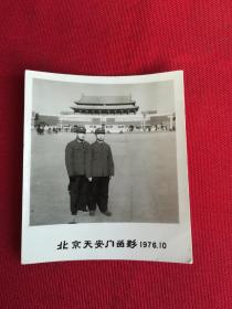 黑白照片（男军人北京天安门留影 1976年）