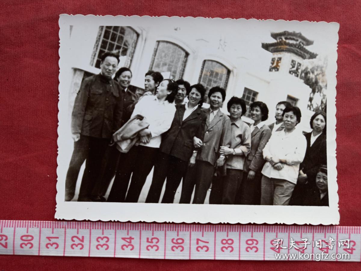 一般合影照124--七八十年代男女同事建筑前合影老照片老相片老像片1张