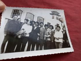 一般合影照124--七八十年代男女同事建筑前合影老照片老相片老像片1张