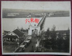 【老照片】越南中部——贤良桥（HO CHU TICH MUON NAM）——简介：贤良桥位于越南中部广治省永灵县境内，由法国人建于1950年。又名和平桥。根据日内瓦协定，贤良桥的北部漆上红色、南部漆上黄色。1967年，在越南战争中被美国炸毁。2003年越南又重建了这座桥作为纪念。