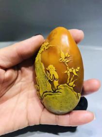 寿山石溪田石田黄石
尺寸：长60mm
          宽20mm
          高110mm（含底座