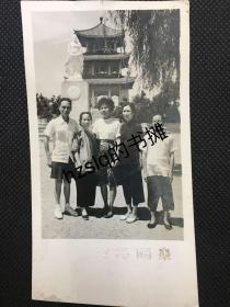 早期武汉东湖行吟阁屈原像前家人合影及周边景象，右下角有一“东湖摄影”钢印