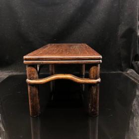 花梨木素面圆腿桌
长42.5 宽19 高16 厘米