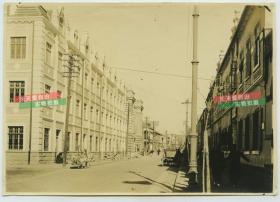 民国山东青岛天津路街景老照片，左侧的建筑为东华旅社，曾是中国人开办的最大的现代化旅馆。
