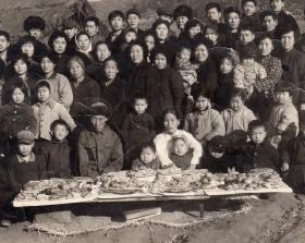 七八十年代，中国北方秋冬季节室外摆满供果供奉场面合影