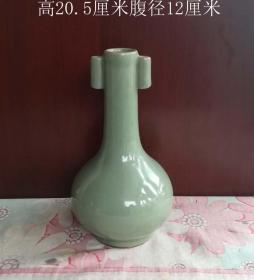 龙泉窑梅子青贯耳瓶