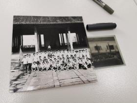 1977年安徽大学生夏令营在泾县原周恩来做报告的军部大会堂前留影，背景有周恩来巨幅画像，底片