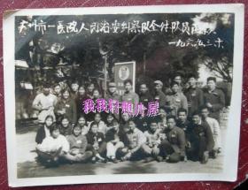 **老照片：广州市第一人民医院——人民治安纠察队，1969年3月10日，语录、像章、背景毛主席像。【广州市第一人民医院——人民治安纠察队，美女清姐家庭系列】