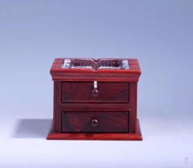 品名：正方水晶烟缸
材质：大红酸枝
尺寸：14.5*14.5*10cm
特点：水晶烟缸，办公室，家居，送朋友，送领导必备神器，高端大气上档次，狂拽炫酷叼炸天