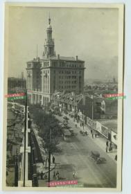 民国时期上海南京路街景和金门大酒店，拍摄于1926年附近，当时国际饭店还没有建，貌似西侨青年会大楼（现在的体育大厦）也未完工。曾经是此地段代表性建筑。酒店楼顶的钟楼一度是过往船只的导航标志。