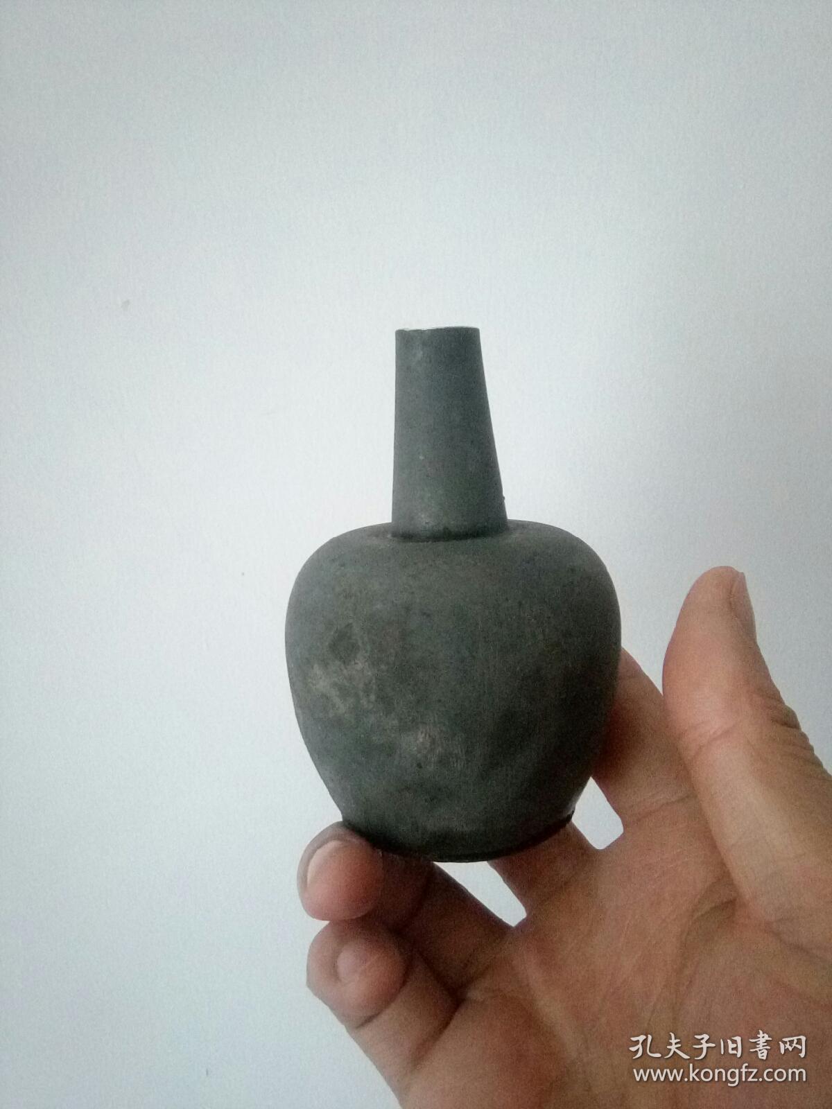 截口的长颈小锡瓶（有款）