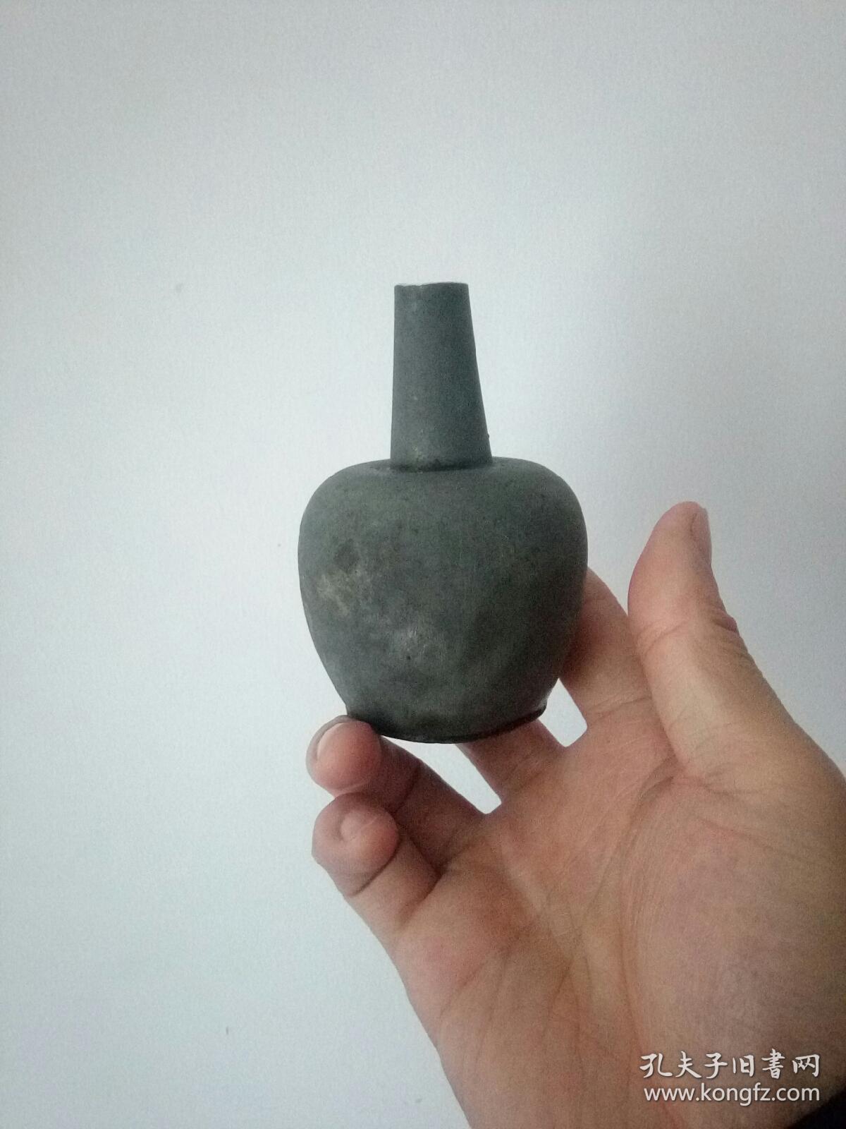 截口的长颈小锡瓶（有款）