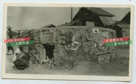 民国四十年代中期广西街头的日军堡垒工事老照片，此时日本应已经投降，一名美军士兵在其旁边留影。注意堡垒上大大的两个字“广西”