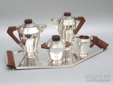 法国装饰艺术时期古董纯银咖啡杯五件套
重量：3816克
年代：1900-1940
奶罐、糖碗内部镀金，咖啡具全部实木柄装饰，每一件都有制造商名首字母“O.R”组成的商标以及圣女贞德半身像。银匠制造商正式创立于1924年，位于巴黎奥伯坎普街，是20世纪初法国最著名的银器制造商。70916#