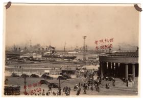 清末民国 大连港全景 一篇繁忙景象 可见停泊的轮船、军舰，港口的小汽车，人群 大幅老照片 尺寸14.8×10cm