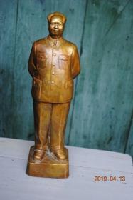 铜像；毛泽东主席全身像。背手眺望姿势。【重约2.8斤】