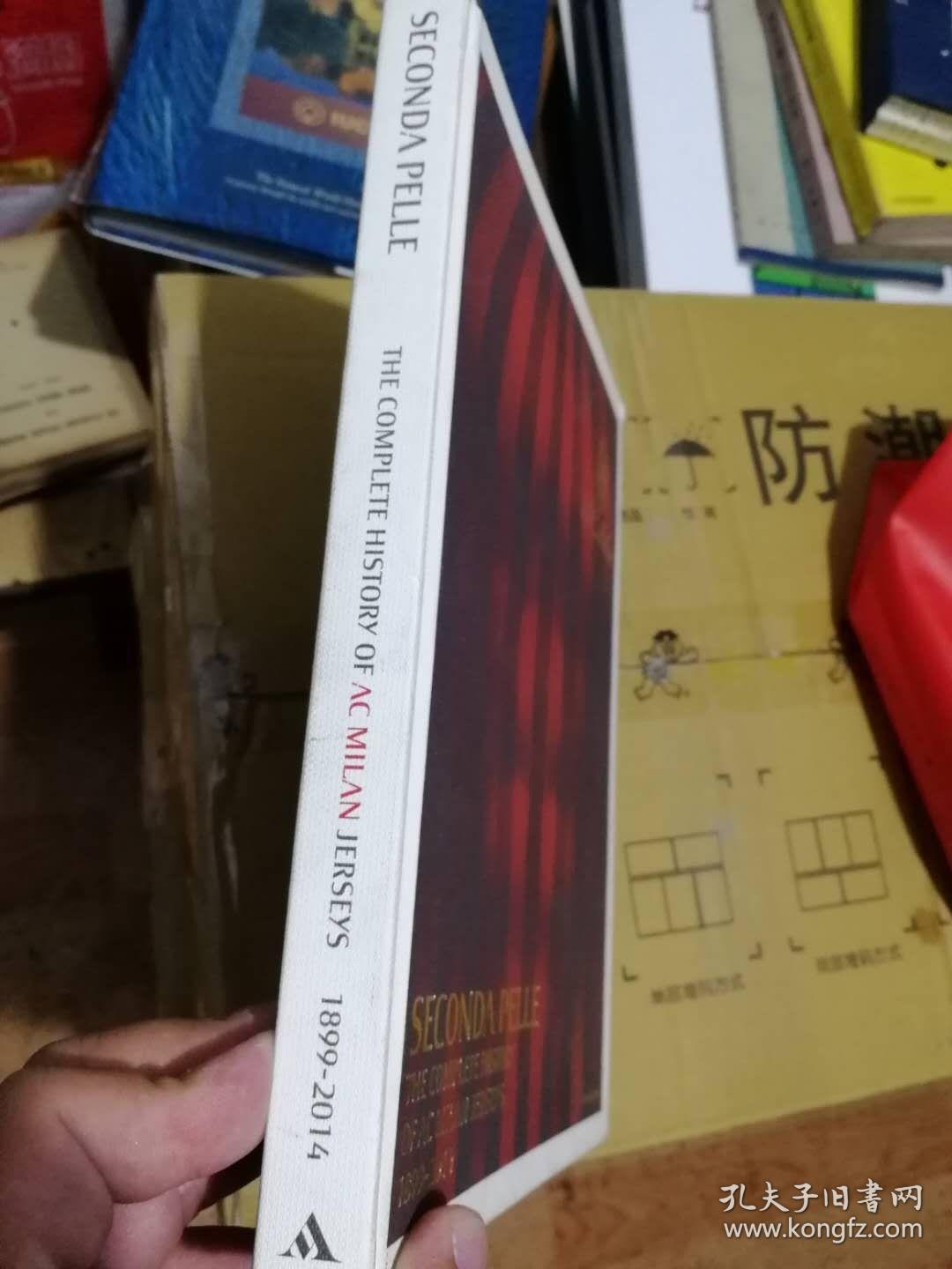 SECONDA PELLE  (TNE COMPLETE HISTORY OF AC MILAN JERSEYS 1899-2014)。
塞达.佩尔AC米兰运动衫的完整历史1899—2014   英文版