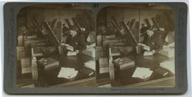 清末民国时期立体照片--- 清代美国海关人员检查日本进口丝绸。