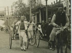 清末民初时期北京东单大街牌楼，是一座四柱三间冲天式木牌楼，1916年，袁世凯当政时，将匾额上“就日”改为“景星”。13.9X8.1厘米