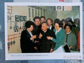 邓小平老照片1992年1月25日邓小平在广东珠海参观亚洲工程公司