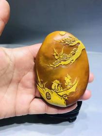 寿山石溪田石田黄石
尺寸：长60mm
          宽20mm
          高110mm（含底座