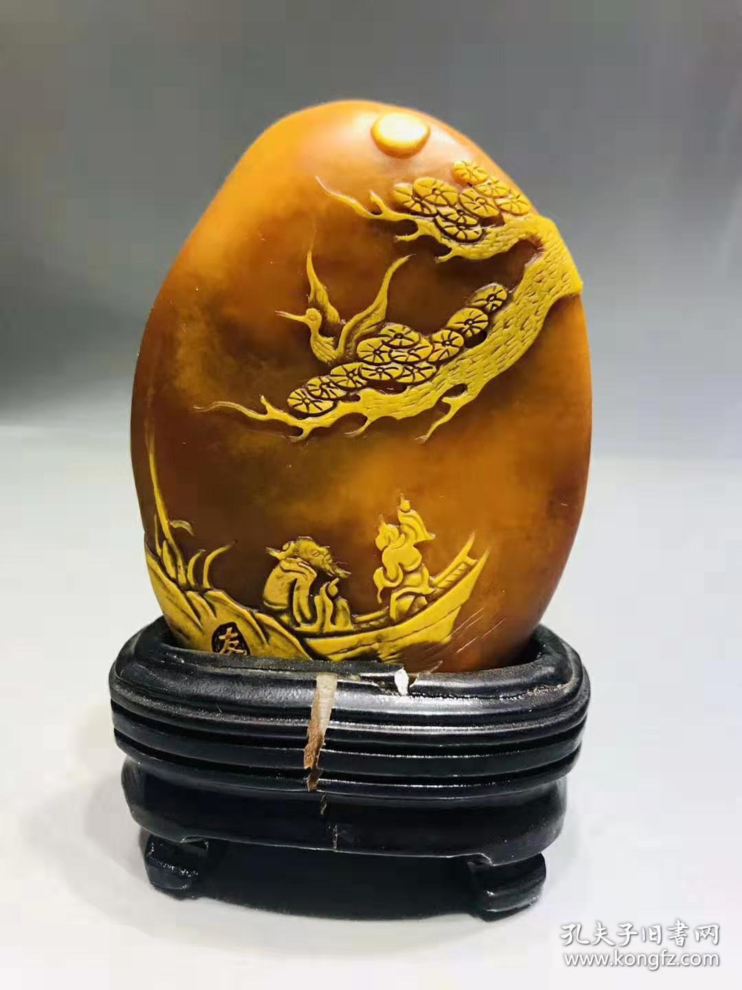 寿山石溪田石田黄石
尺寸：长60mm
          宽20mm
          高110mm（含底座