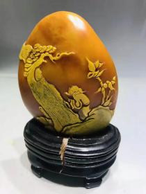 寿山石溪田石田黄石
尺寸：长60mm
          宽20mm
          高110mm（含底座
