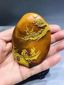 寿山石溪田石田黄石
尺寸：长60mm
          宽20mm
          高110mm（含底座