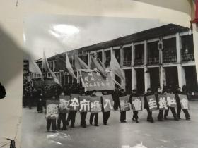 浙江杭州金华1950年内容大幅老照片，包括五十年代大跃进，《光辉的历程 第六部分第三单元 社会主义改造的胜利》多张，品相如图，照片都拍照了，有全国人大副委员长首届全国工商联主席陈叔通杭州照片，有三十五张，大幅约四开八开，尺寸未量，粘在对开的厚纸上，对折，照片基本可以，以前的历史展览照片，估计为八十年代冲印的，有历史收藏价值