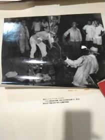 浙江杭州1950年内容大幅老照片，包括五十年代大跃进，《光辉的历程 第七部分第一单元 探索中前进》多张，品相如图，照片都拍照了，有钱塘江海塘照，毛泽东视察杭州小营巷照片，周恩来视察浙江新安江时髦吊带裤照片，周恩来江华讲话会议杭州照片，约四开八开，尺寸未量，粘在对开厚纸上，对折，照片基本可以，有放大的，也有原底片冲印，历史展览照片，估计为八十年代冲印，有历史收藏价值38张，还有两张杭州锅炉厂照没上去