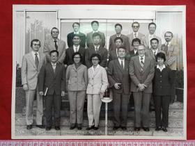 专题事件照12--中国科学院孙文科教授、地球物理学家欧庆贤等十余人1979年11月4-8号去美国新奥尔良会议中心，参加勘探地球物理学1979年公约会议与国外专家学者共19人合影大幅老照片老相片老像片一张（约11寸大小）