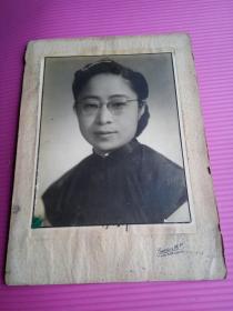 大幅徐志摩夫人陆小曼女士照。尺寸：25X19  银盐纸基、保持完好。民国35年上海卡德照相馆拍摄。