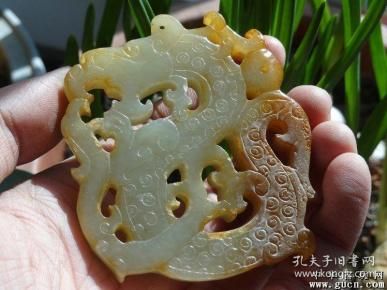 战汉时期老和田玉龙璧a---品相好--老气保真--沁色好尺寸：7.0x6.0x0.8cm重：63.9g喜欢的可联系