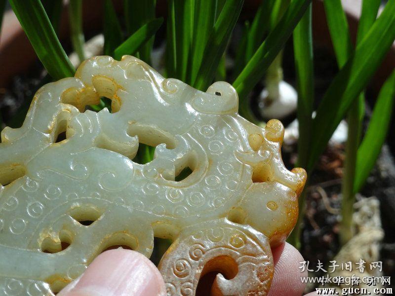 战汉时期老和田玉龙璧a---品相好--老气保真--沁色好尺寸：7.0x6.0x0.8cm重：63.9g喜欢的可联系