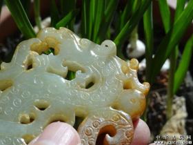 战汉时期老和田玉龙璧a---品相好--老气保真--沁色好尺寸：7.0x6.0x0.8cm重：63.9g喜欢的可联系