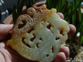 战汉时期老和田玉龙璧a---品相好--老气保真--沁色好尺寸：7.0x6.0x0.8cm重：63.9g喜欢的可联系
