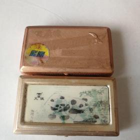 上世纪70-80年代上海天使牌和飞鹰铝盒保安剃须刀铝盒共2枚。