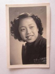 1949年女青年赠送给表姐留念照片