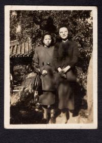 ［ZH-08］@/16民国老照片/良弟丙戌初冬（1946）摄于故都/安妹与阿姨（张小姐）/畅记，4.5X6厘米。