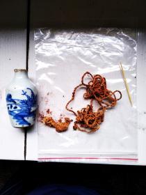中医用器物，民国瓷器一个。内装牛黄绳的小青花瓷瓶，学中医的可以用到这种老牛黄绳，治疗：缠腰丹