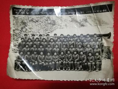 中国人民志愿军参谋学校第五连全体同学毕业典礼纪念照及第五连一排全体合影照1956年2月29于朝鲜（共两张）