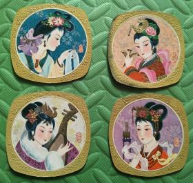 1980年中国古代四大美女老年历片转让。
其中杨贵妃左曾被墨水染过，现已清除。但仍留有留有蓝黑墨迹。
年片印刷精美，烫金压膜，八品。
本交易仅支持自提、当面交易、邮寄