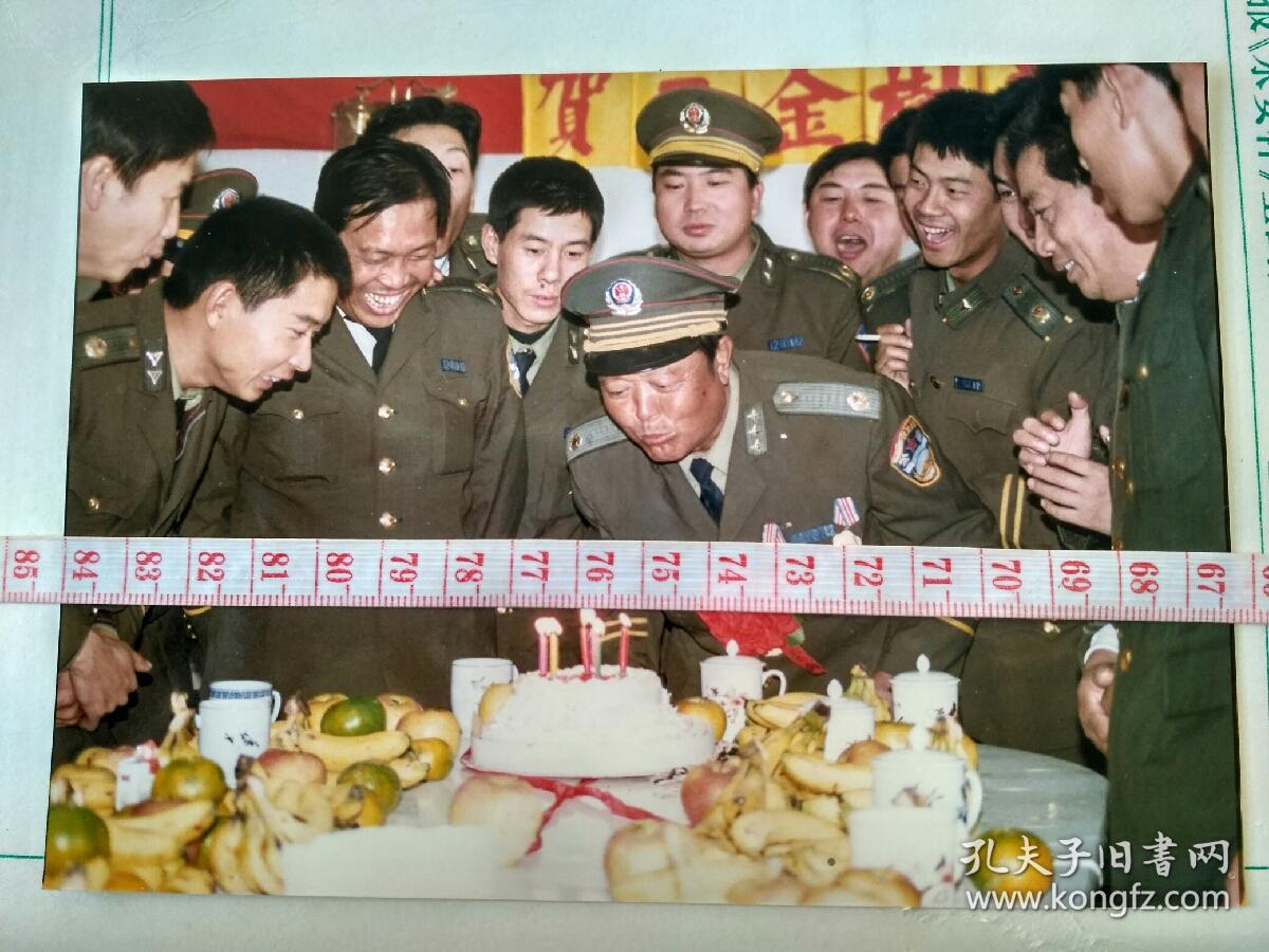 九十年代全国摄影大赛作品，老交警的生日，天津张宝瑞摄