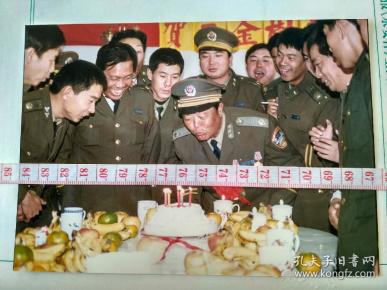 九十年代全国摄影大赛作品，老交警的生日，天津张宝瑞摄